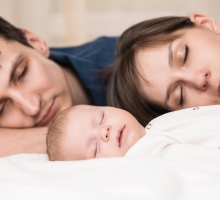 Cama compartilhada: o bebê pode dormir na cama com os pais?