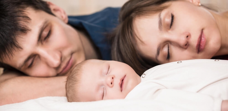 Cama compartilhada: o bebê pode dormir na cama com os pais?